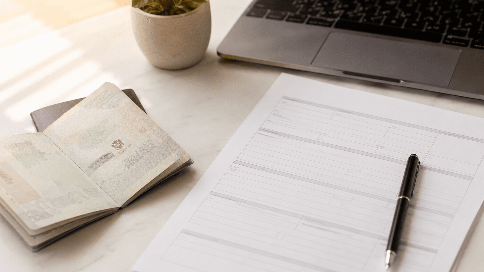 Pasaporte y formulario para renovacion o primera solicitud de visa