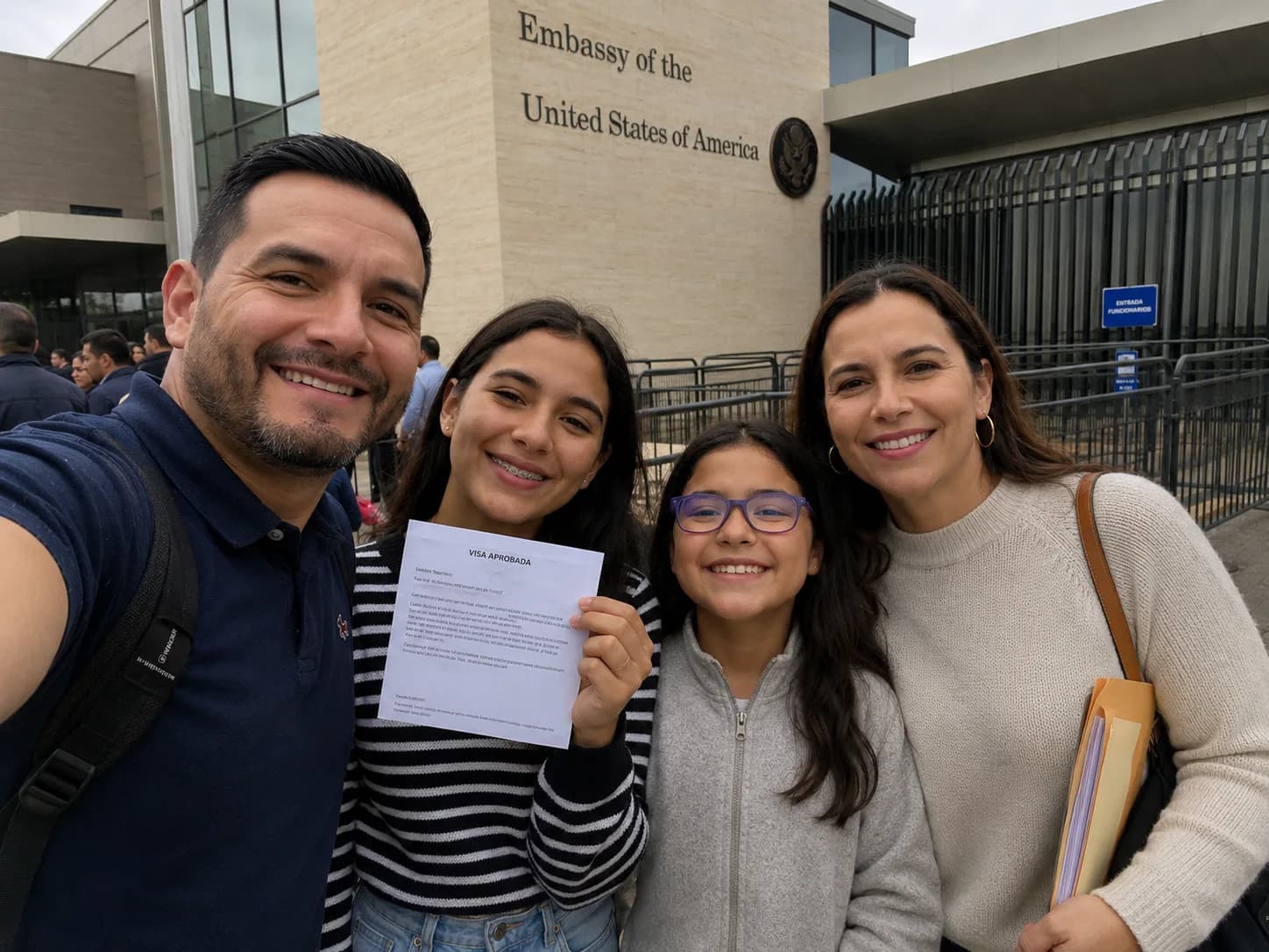 Familia con visa americana aprobada frente a la Embajada de EE.UU.